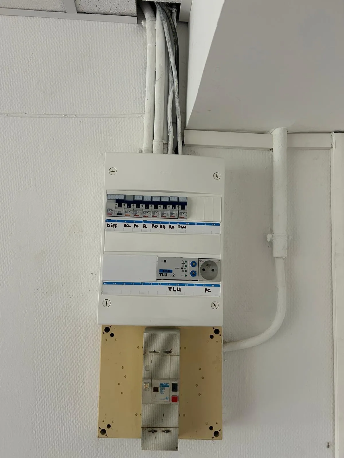 Nouveau tableau électrique aux normes installé par CDA Artisans